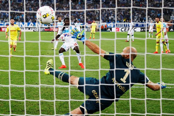 Bafétimbi Gomis marque le but de la victoire face à Nantes, le 25 septembre 2016.