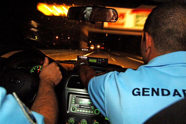 Deux jeunes conducteurs titulaires d'un permis probatoire ont été interceptés par la gendarmerie alors qu'il roulait à une vitesse correspondant au double de la vitesse maximale autorisée.