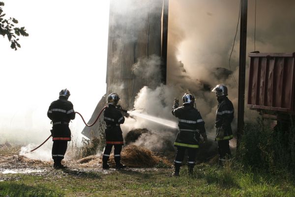 Les sapeurs-pompiers de l'Aveyron sont intervenus sur un incendie dans un bâtiment agricole. Des bottes de foin ont été incendiées.