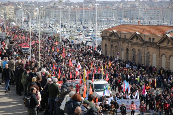 Des milliers de manifestants défilent à Marseille contre la réforme des retraites, le 7 mars 2023.