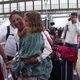 Charline Picon avec sa fille dans ses bras à la gare de La Rochelle.