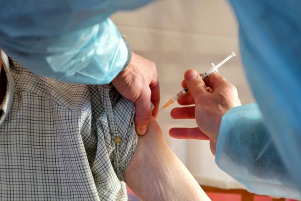 Une soixantaine de médecins demandent dès cet hiver la vaccination anti-VRS qui présente un réel danger pour les personnes âgées.