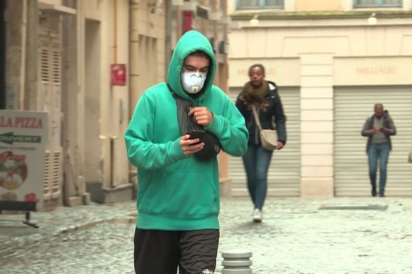 Le masque dans les rues de Rouen, septembre 2019. Six mois plus tard, les habitants le portent à nouveau contre le coronavirus