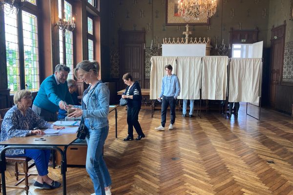 Le 7 juillet 2024, les derniers électeurs à la mairie de Redon.