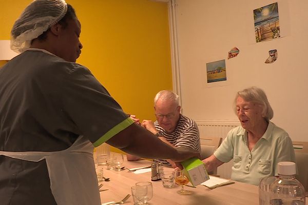 Le personnel veille à hydrater les résidents de l'Âge d'Or, EHPAD de Beauvais.