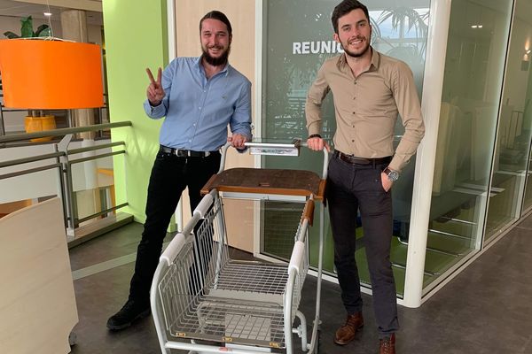 Ce sont ces deux jeunes Grassois, Dylan Letierce et Jonathan Malgogne qui ont créé ce chariot connecté qui devrait nous en faire gagner beaucoup, du temps !