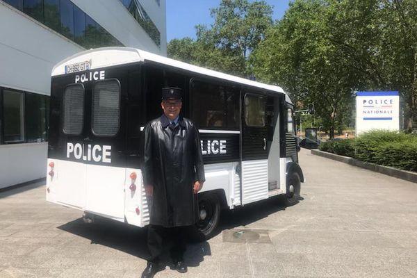 Patrick Rebmann, président du Mehari club d'Haguenau devant le fourgon de police de 1960 qu'il a fait venir pour son exposition des 17 et 18 juin sur les Citroën d'hier et d'aujourd'hui