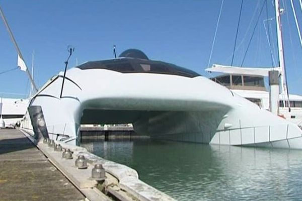 L'A2V aux formes révolutionnaires à quai à La Rochelle.