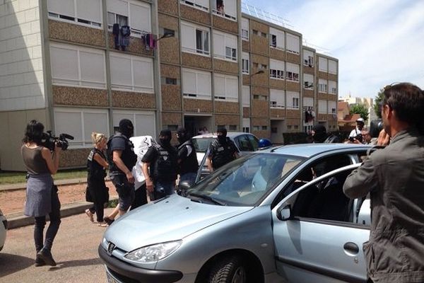 Deux femmes (la femme et la soeur du principal suspect qui réside en famille à Saint-Priest) ont été interpellées ce jeudi après-midi.