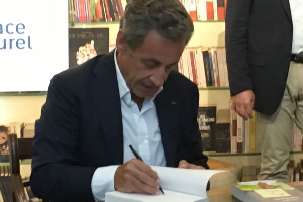 Image d'illustration. Nicolas Sarkozy lors d'une précédente dédicace à Baleone.
Ce samedi 26 août, Nicolas Sarkozy doit dédicacer son dernier livre à l'espace culturel du E.Leclerc Baleone, près d'Ajaccio.