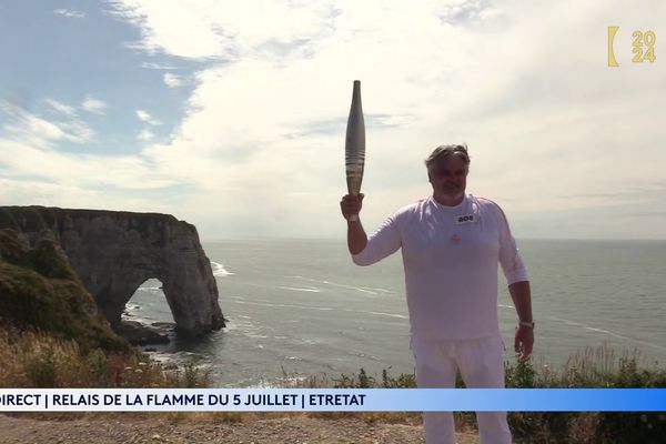 David Douillet, porteur de flamme à Étretat. Suivez le parcours de la flamme sur la chaîne france.tv Paris 2024