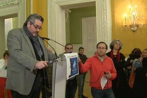 Olivier Bianchi annonçe les résultats des 6 cantons de Clermont-Ferrand à l'Hôtel de Ville. La gauche se maintient partout, et est même en position de gagner partout.