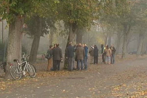 Les écologistes se sont rassemblés, ce jeudi matin place Séraucourt à Bourges, pour dire non à l'abattage des arbres en vue de la construction de la nouvelle Maison de la Culture. 