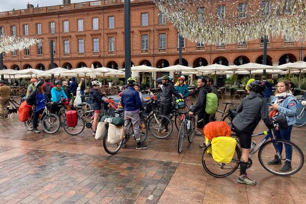 Une trentaine d'opposants de l'A69 est partie ce vendredi 20 octobre de la place du Capitole de Toulouse pour rejoindre Saïx dans le Tarn, point de ralliement avant la grande manifestation du samedi 21 octobre "Ramdam sur le Macadam" contre le projet autoroutier en construction entre Castres et Toulouse.