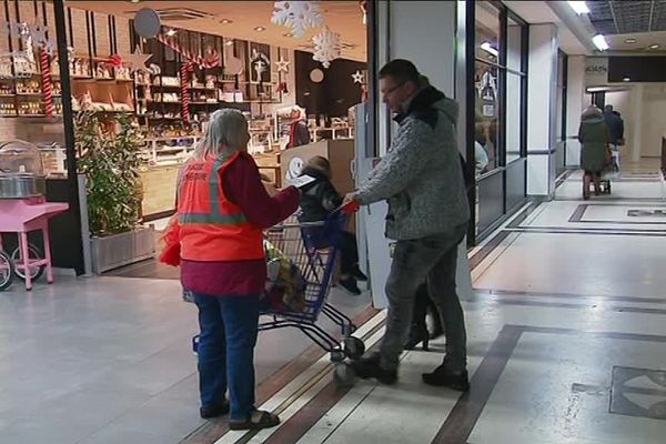 Une bénévole de la banque alimentaire à l'entrée du centre commercial Saint-Sever à Rouen (Seine-Maritime)