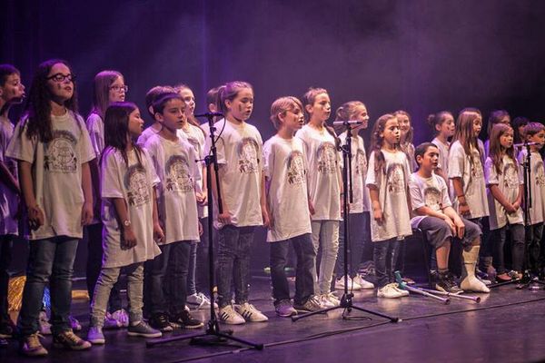 Pendant une année scolaire, des enfants de CM1-CM2 de toute la France pouvaient participer à la deuxième édition du concours « La Fabrique à chansons ». Ce sont les enfants de Mezel, dans le Puy-de-Dôme qui ont remporté le 1er prix 2017 de la SACEM.