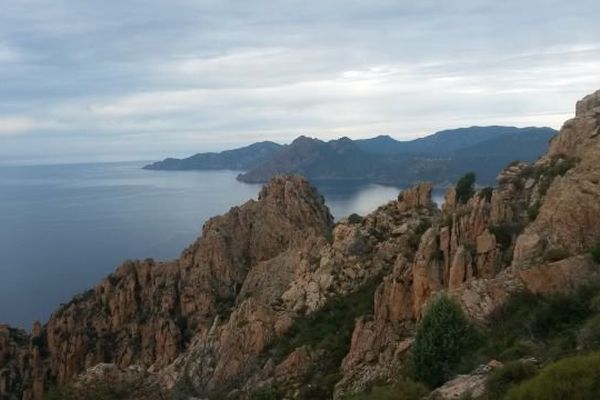 ILLUSTRATION - Ciel nuageux dans les calanques de Piana. 