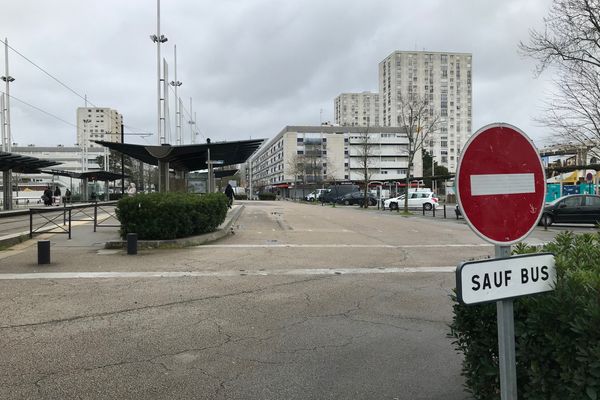 Un bus a été visé le 16 mars 2024 par un tir de flashball, place Mendès-France à Nantes