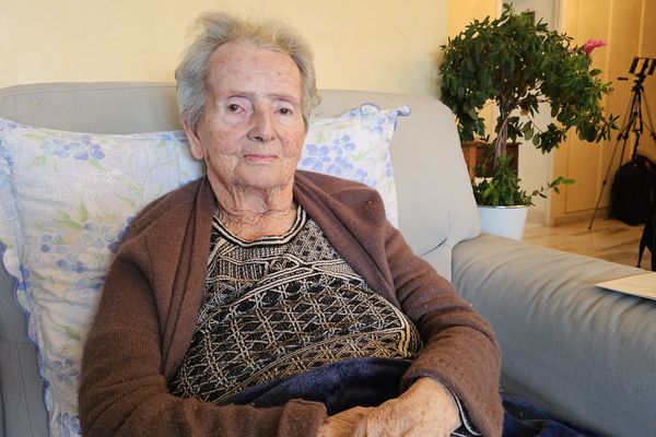 Denise Holstein a été déportée à l'âge de 17 ans à Auschwitz. Elle aura 97 ans le 6 février 2024.