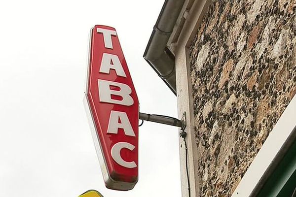 Certains bureaux de tabac vendent désormais des masques lavables. 