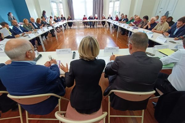 Après les débats dans l'hémicycle, les travaux de la commission permanente, avec les associations et la société civile ont débuté.