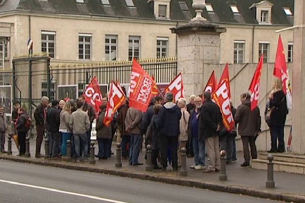 Manifestation de soutien aux salariés d’Air France, ce jeudi, devant le préfecture du Loir-et-Cher.