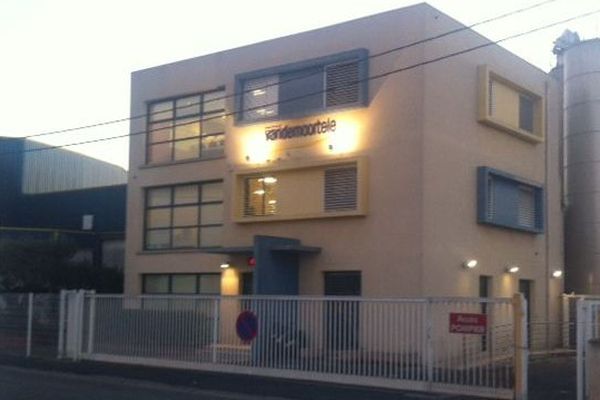 Devant les bureaux de l'entreprise Panavi propriété du groupe belge Vandemorteele à Saint-Estève