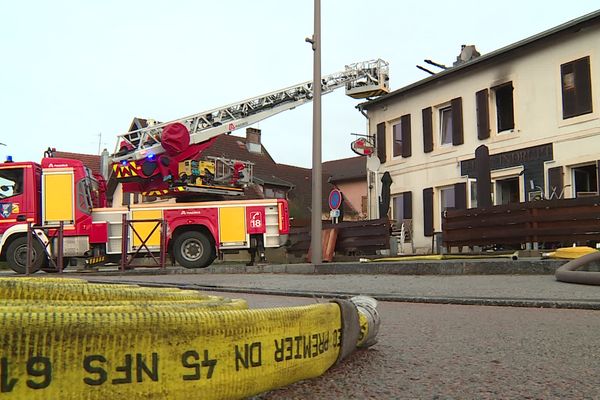 Intervention des pompiers au restaurant Le Gaindrupt à Jeanménil, après un incendie qui s'est déclaré vers 23h samedi 17 février 2024.