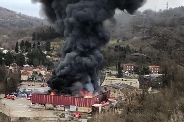 L'énorme panache de fumée qui se dégage de l'incendie à Viviez, le samedi 17 février 2024, depuis un site industriel où des tonnes de batteries étaient stockées.