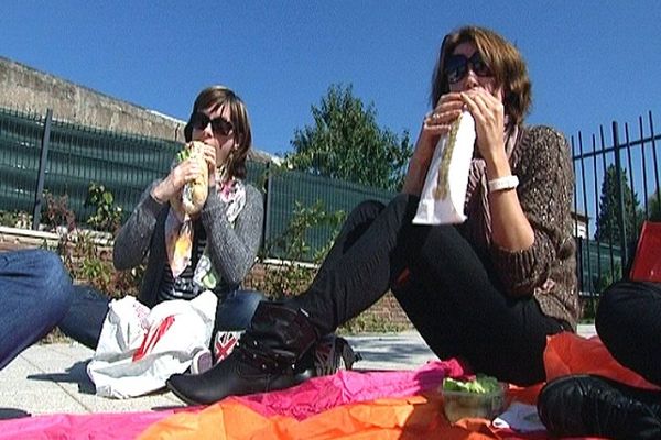 Des professeurs des écoles de Billy-Montigny sandwichent dans la cour de leur école