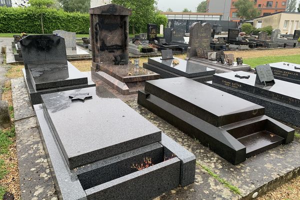 4 tombes ont été souillées et dégradées au cimetière La Madeleine à Evreux.