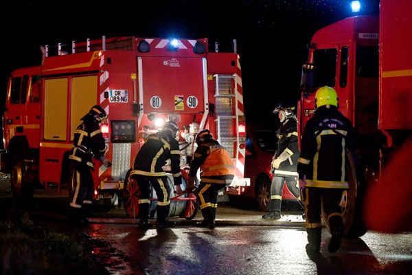 Des pompiers de l'Ain lors d'un incendie de nuit