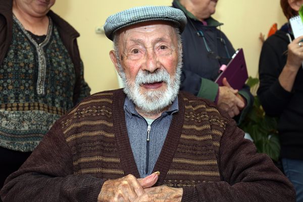 Roger Auvin lors de son 109ème anniversaire dans sa maison de Limalonges dans les Deux-Sèvres