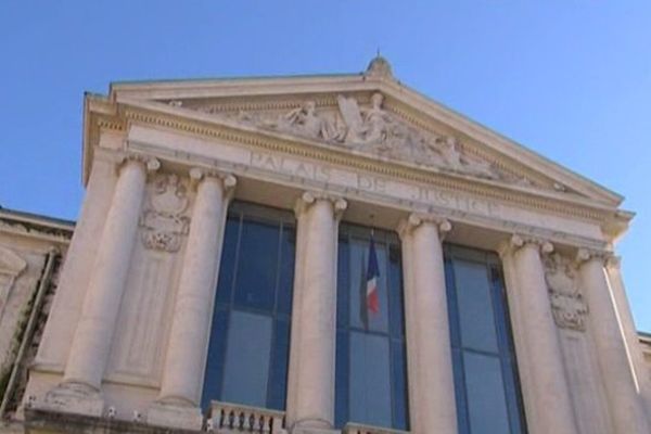 L'auteur des coups de couteau a été déféré au Palais de justice de Nice ce mardi soir, à l'issue de sa garde à vue.