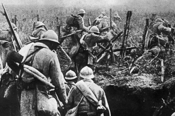 Sur cette photo, prise en 1916, les soldats français s'apprêtent à donner l'assaut lors de la bataille de Verdun 