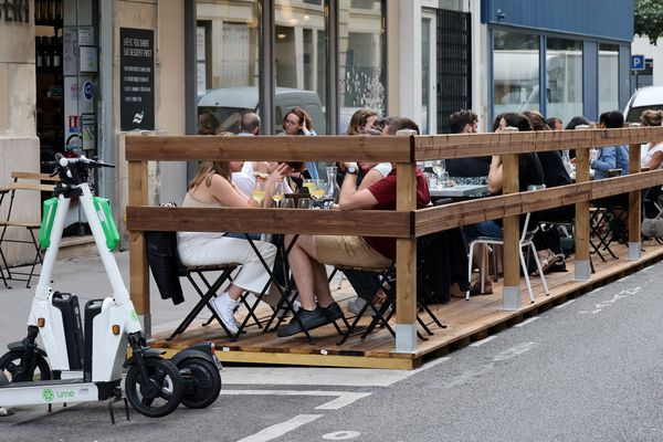 2 600 autorisations de terrasses estivales ont été délivrées à ce jour, selon la Ville.