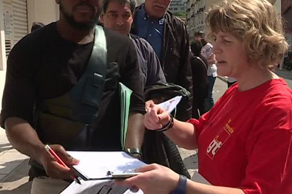 La CGT faisait signer des pétitions ce lundi matin devant le centre des impôts de Nice.