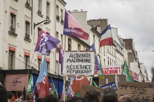 Des milliers de manifestants de gauche ont défilé ce samedi à Paris suite à la nomination de Michel Barnier au poste de Premier ministre.