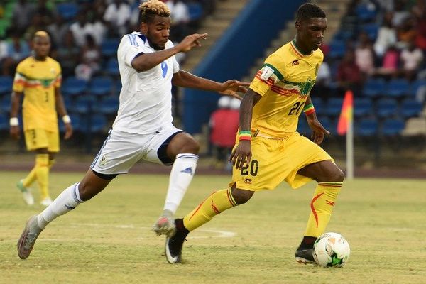 Aaron Boupendza (en blanc) durant le match Gabon-Mali, le 11 novembre 2017.