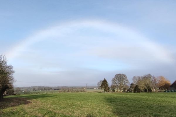 Un habitant de Vignats, dans le Calvados, a aperçu un arc-en-ciel blanc dans le ciel, dimanche 15 décembre.