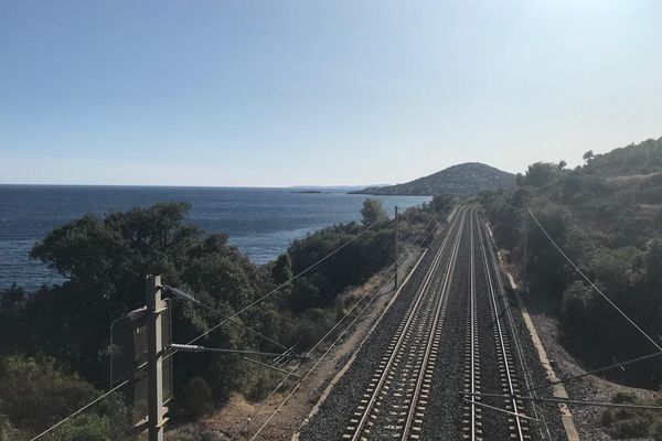 La ligne de train entre Golfe-Juan et Cannes, dans les Alpes-Maritimes.