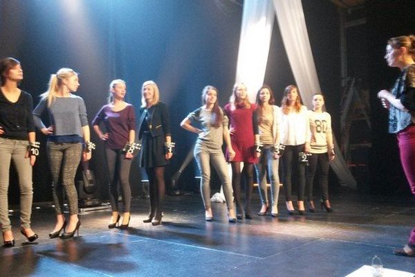 les dix candidates au titre de Miss Limoges en répétition 