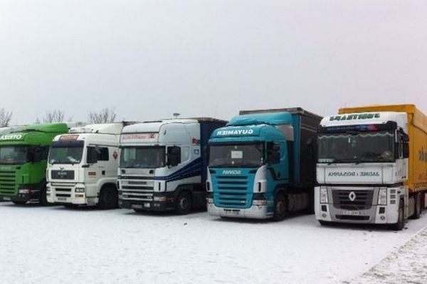 Les camions bloqués sur le parking du Futuroscope au Nord de Poitiers