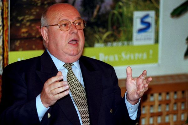 André Dulait, président du conseil général des Deux-Sèvres, en 2000. 