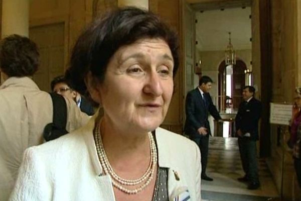 Colette Capdevielle dans les couloirs de l'Assemblée Nationale