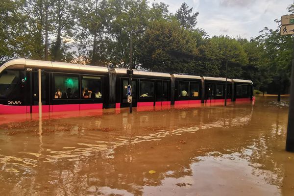 Un tramway bloqué par les eaux à Dijon (Côte-d'Or), dans la soirée du 14 août 2024.