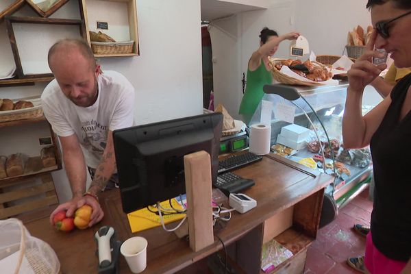 L’épicerie est tenue par neuf bénévoles, qui ont été aidés par la mairie, et les habitants du village pour racheter le commerce abandonné.