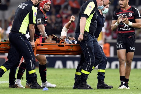 Lille - Romain Ntamack est sorti sur civière après un choc à la tête. 19 juin 2021.