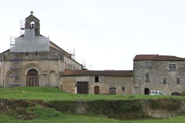 L'ensemble clunisien de Ronsenac, en Charente, subit une première tranche de travaux de réfection et mise sur un classement à l'Unesco.