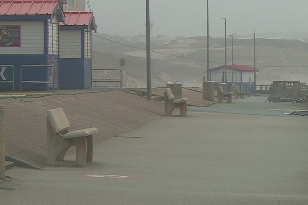 Les digues du littoral de la Côte d'Opale restent accessibles mais plus personne pour s'y promener